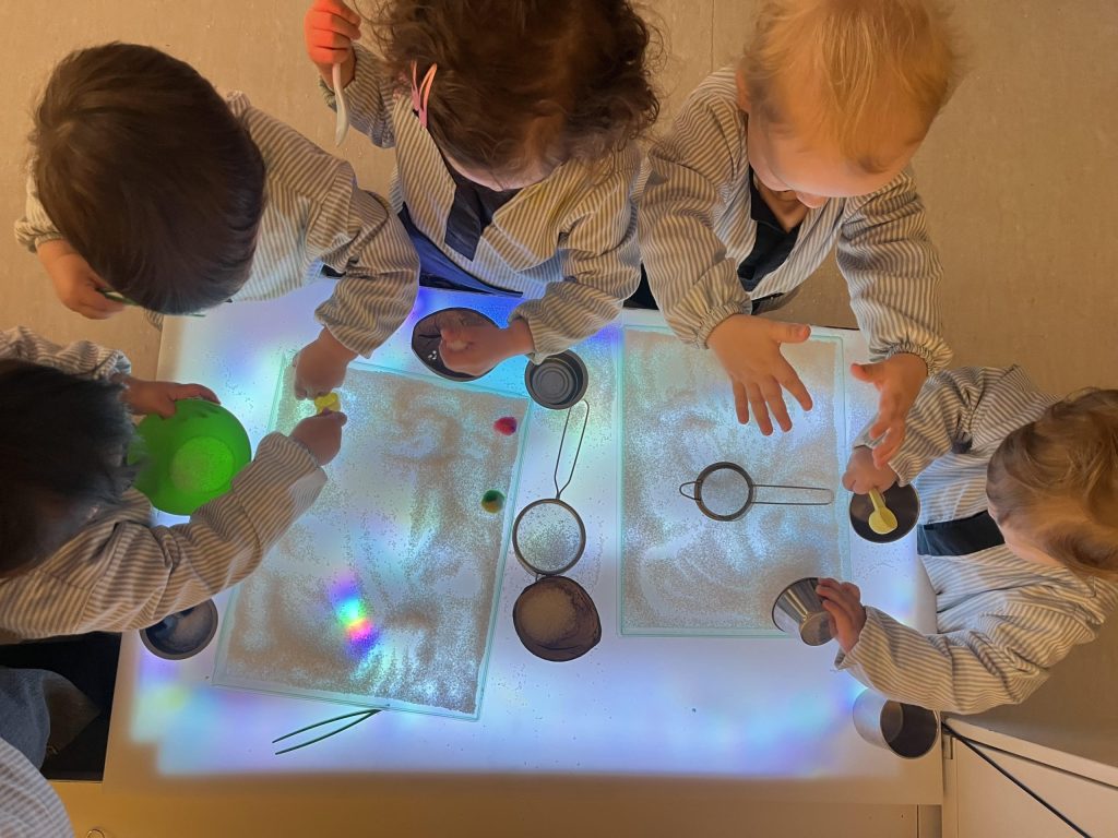 A infantil 1 ens encanta fer activitats d'experimentació sensorial amb les taules de llum. En aquest cas hem fet transvasaments amb sal gruixuda, una bona manera de treballar la coordinació oculomanual, motricitat fina, l'atenció i concentració. A més, vam fer dibuixos amb la sal i la llum, quina diversió!
