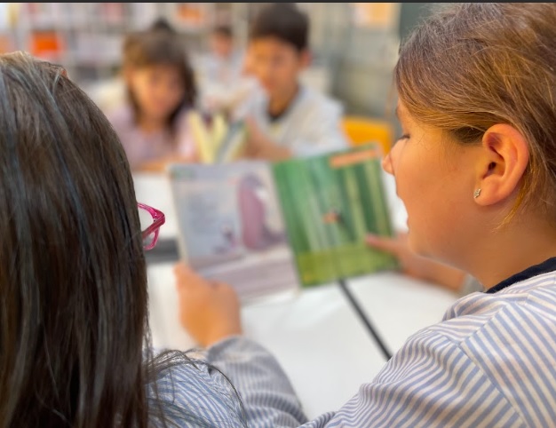Comencem amb entusiasme un altre curs d’apadrinament lector! Enguany quart i cinquè llegim junts dijous mitja horeta després del pati. Aprofitem aquestes petites estones per tornar a la calma abans de començar matèria, i per connectar de diferents formes amb els nostres companys per mitjà de la lectura i dels mons al que ens transporta.