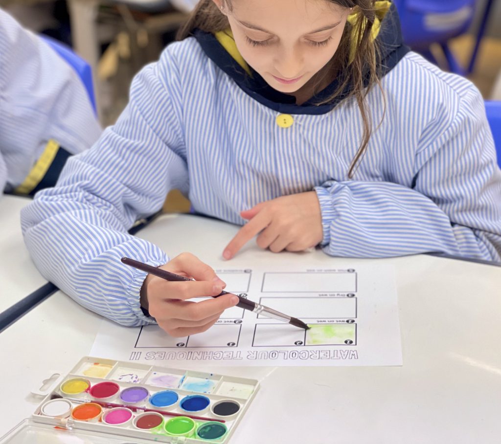 A “Arts and crafts” d’aquest trimestre estem aprenent a fer servir diferents pinzells i tècniques per pintar amb aquarel·les.