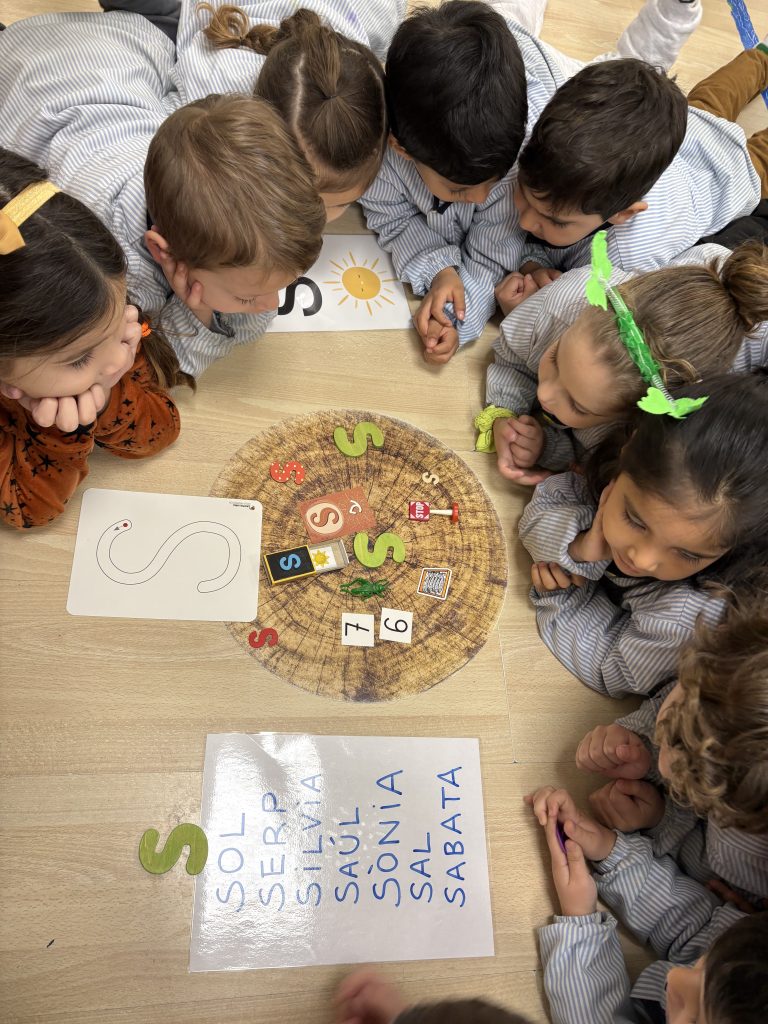La consciència fonològica és essencial per a l'aprenentatge de la lectura i l'escriptura. Per aquest motiu, a Infantil, realitzem propostes enriquidores per ajudar a desenvolupar aquesta habilitat en els infants.