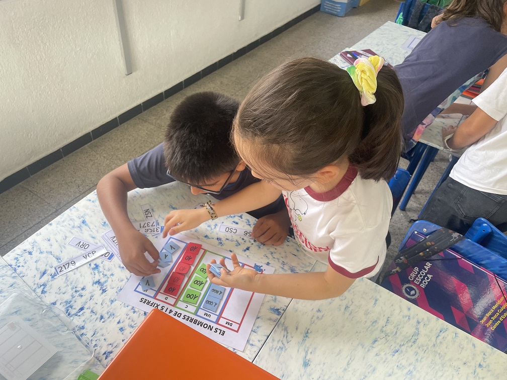 Aprenem a descompondre nombres amb matrícules de cotxe. A 4t de primària continuem descobrint que les matemàtiques poden ser divertides i plenes de reptes!