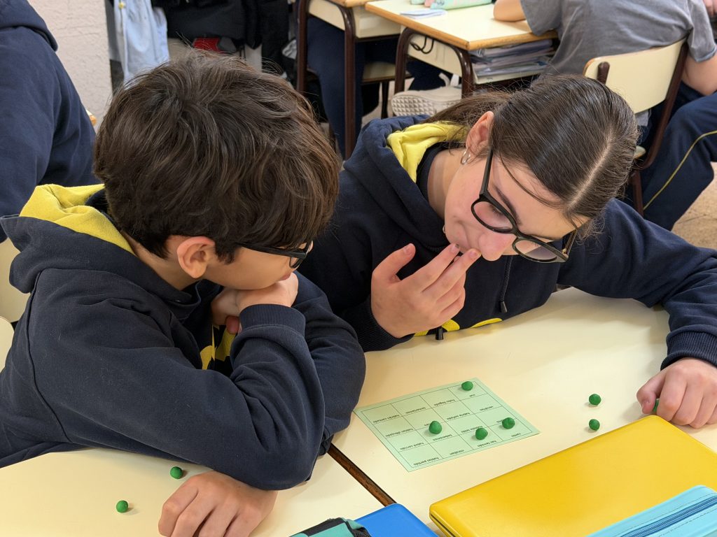 A 6è de Primària, la gramàtica també es viu amb emoció i ganes de participar. A l’àrea de llengua castellana, l’alumnat reforça els temps verbals a través de propostes dinàmiques que transformen l’aprenentatge en una experiència activa i compartida.