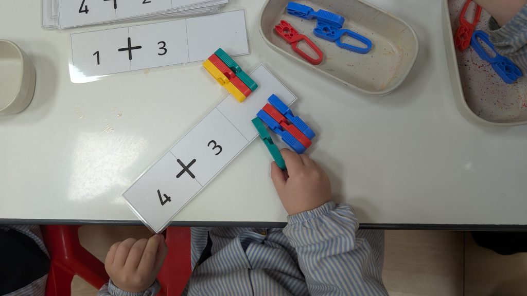Després de molt jugar, manipular i provar amb diferents elements, comencem a visualitzar la composició i estructura de les sumes. Comptem i observem com amb la suma obtenim més quantitat que la que teniem al principi.